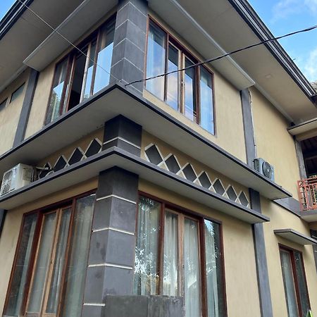 Kuta Circle Homestay Экстерьер фото